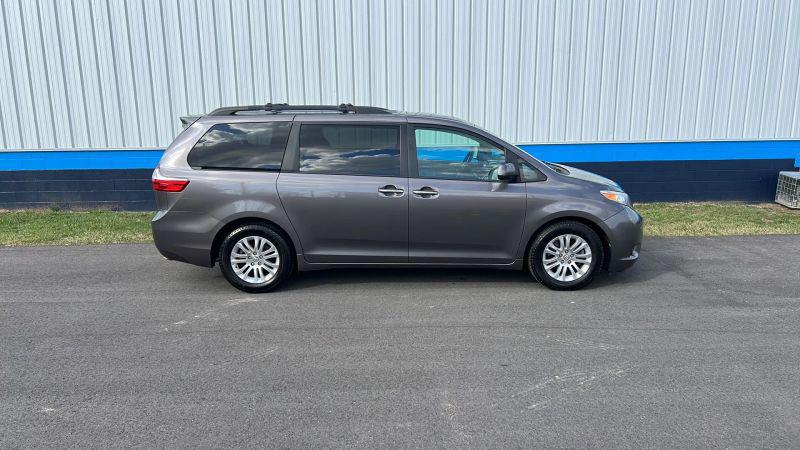 2017 Toyota Sienna XLE Premium 8 Passenger