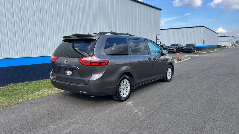 2017 Toyota Sienna XLE Premium 8 Passenger