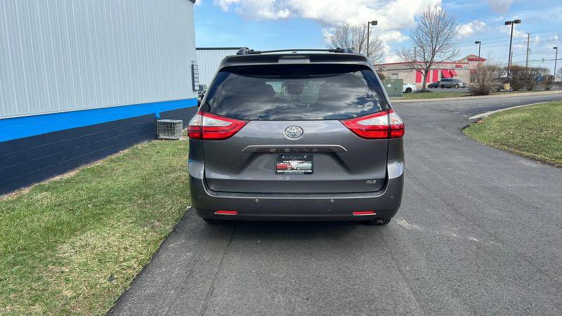 2017 Toyota Sienna XLE Premium 8 Passenger