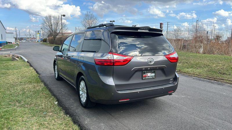 2017 Toyota Sienna XLE Premium 8 Passenger