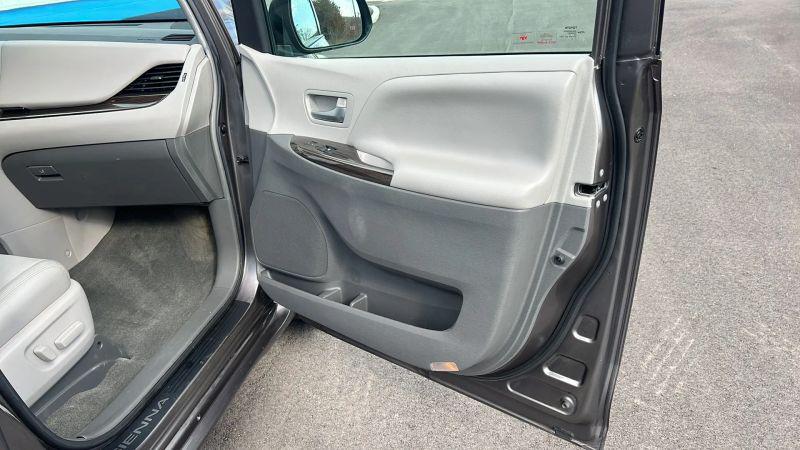 2017 Toyota Sienna XLE Premium 8 Passenger