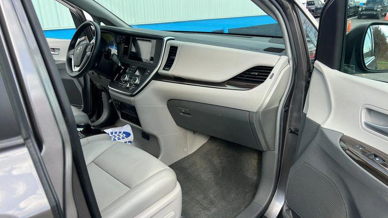 2017 Toyota Sienna XLE Premium 8 Passenger
