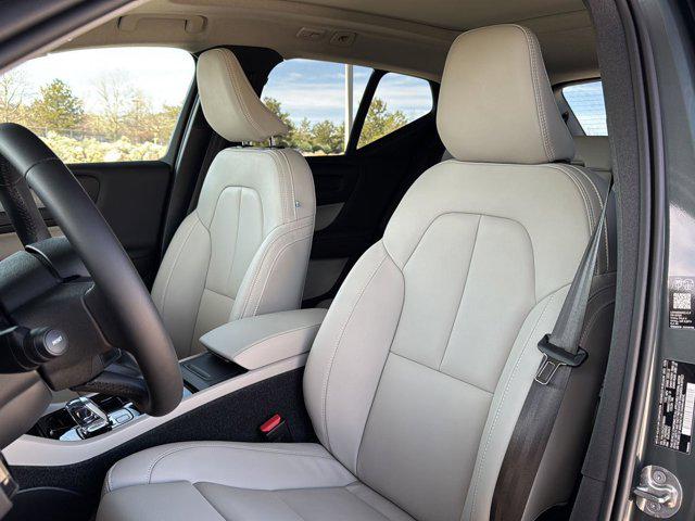 2026 Volvo XC40 Plus, B5 AWD Gas (mild hybrid), Dark