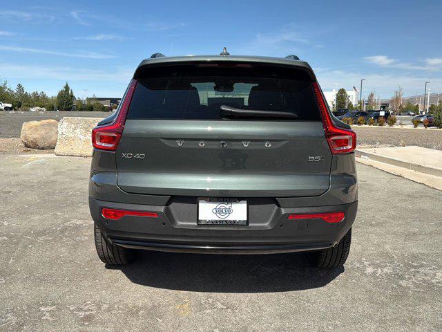 2026 Volvo XC40 Plus, B5 AWD Gas (mild hybrid), Dark