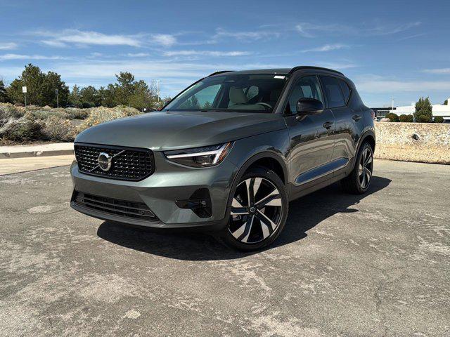 2026 Volvo XC40 Plus, B5 AWD Gas (mild hybrid), Dark