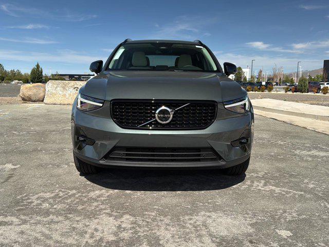2026 Volvo XC40 Plus, B5 AWD Gas (mild hybrid), Dark