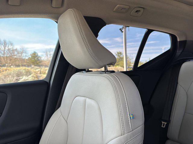 2026 Volvo XC40 Plus, B5 AWD Gas (mild hybrid), Dark