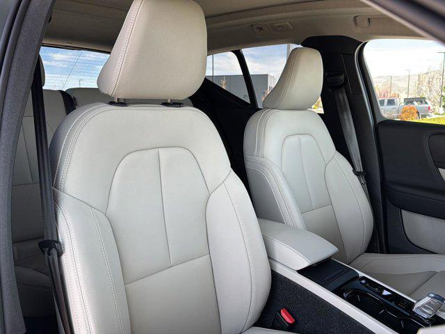 2026 Volvo XC40 Plus, B5 AWD Gas (mild hybrid), Dark