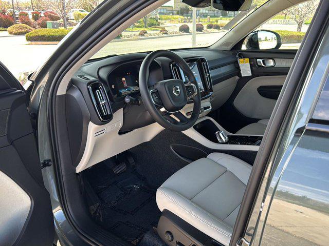 2026 Volvo XC40 Plus, B5 AWD Gas (mild hybrid), Dark