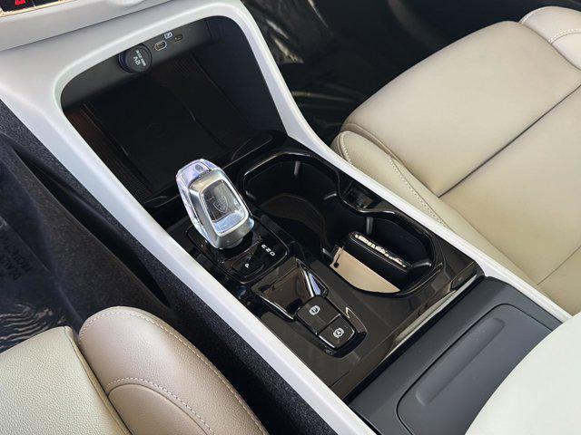 2026 Volvo XC40 Plus, B5 AWD Gas (mild hybrid), Dark
