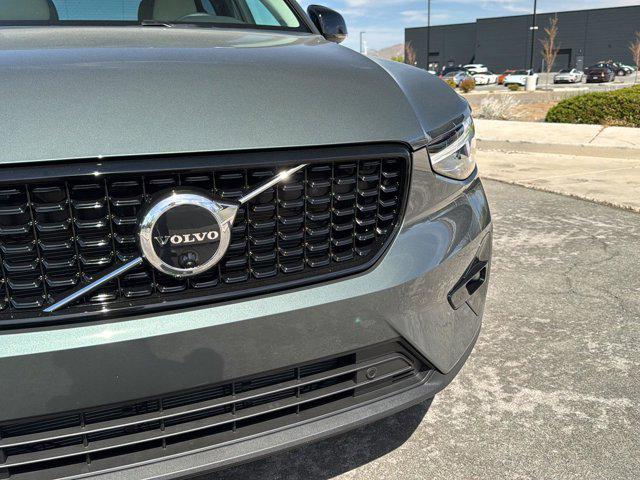 2026 Volvo XC40 Plus, B5 AWD Gas (mild hybrid), Dark