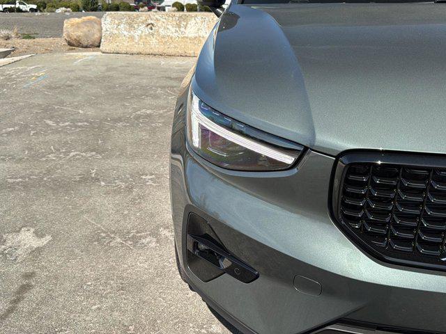 2026 Volvo XC40 Plus, B5 AWD Gas (mild hybrid), Dark