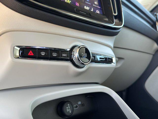 2026 Volvo XC40 Plus, B5 AWD Gas (mild hybrid), Dark