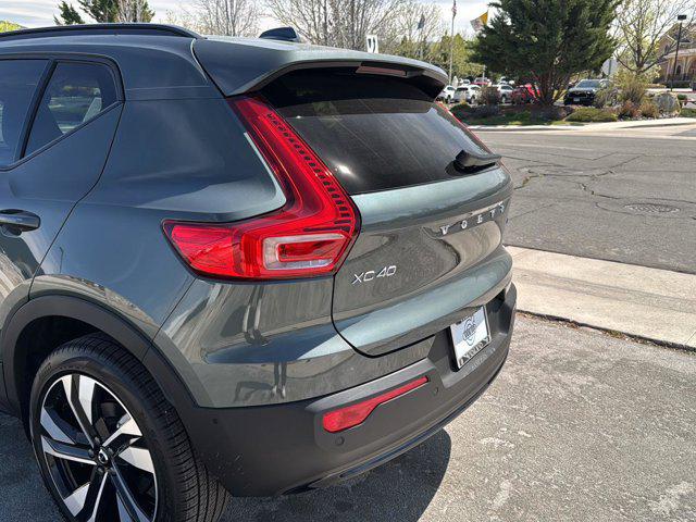 2026 Volvo XC40 Plus, B5 AWD Gas (mild hybrid), Dark