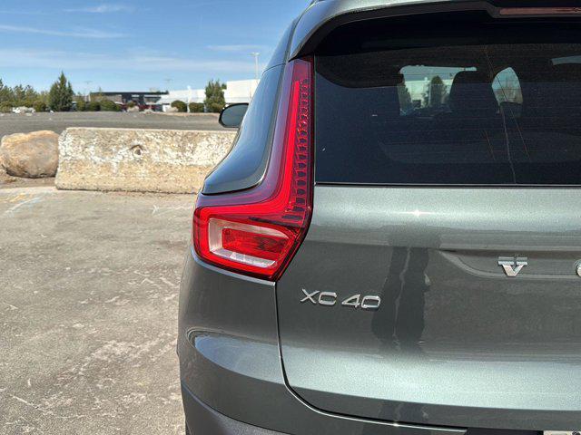 2026 Volvo XC40 Plus, B5 AWD Gas (mild hybrid), Dark