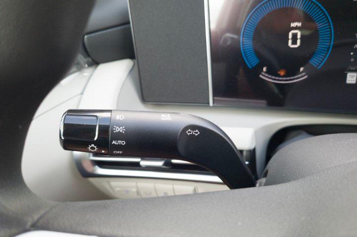 New 2026 White Hyundai SEL FWD image 31
