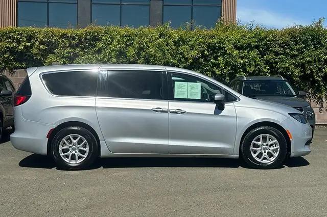 2022 Chrysler Voyager LX