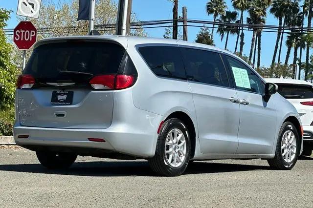 2022 Chrysler Voyager LX