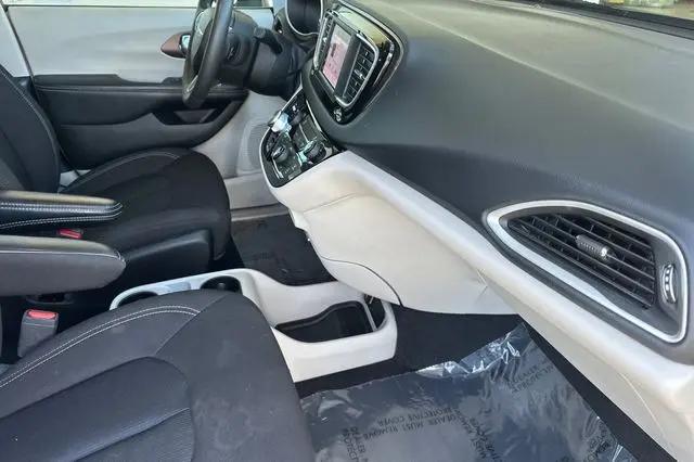 2022 Chrysler Voyager LX