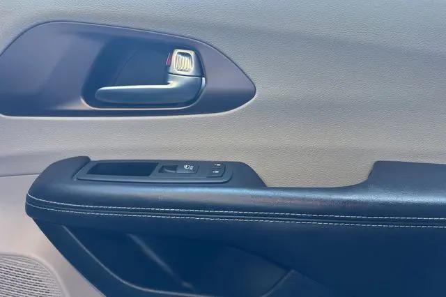 2022 Chrysler Voyager LX