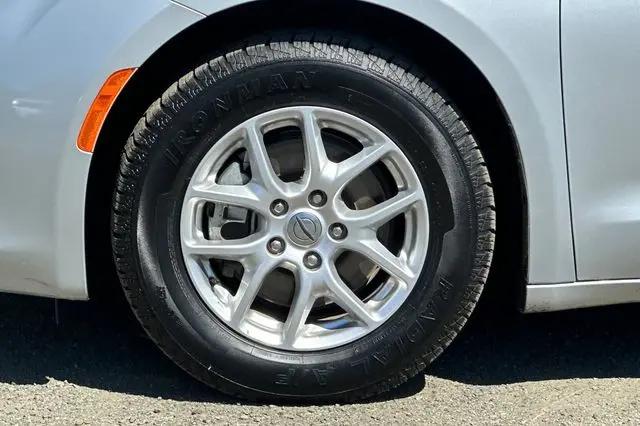 2022 Chrysler Voyager LX