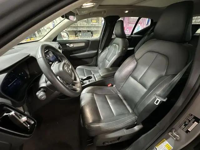 2025 Volvo XC40 B5 Core Bright Theme
