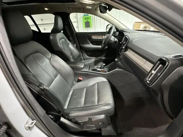 2025 Volvo XC40 B5 Core Bright Theme