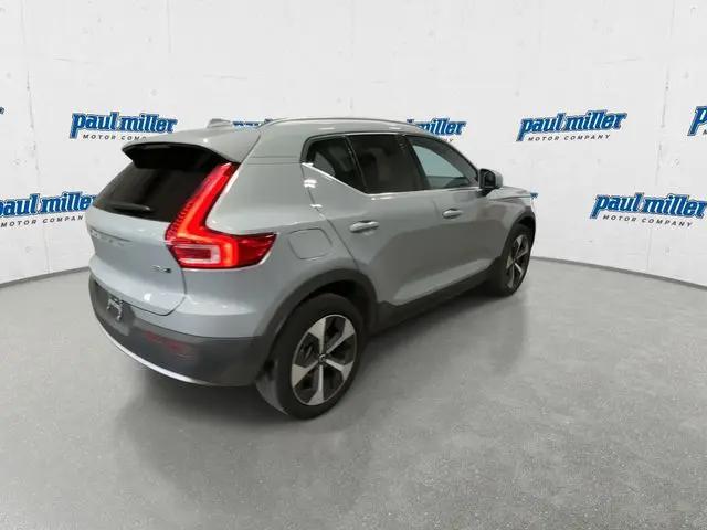 2025 Volvo XC40 B5 Core Bright Theme