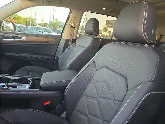 2026 Volkswagen Atlas SE with Technology