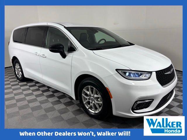 2025 Chrysler Pacifica Select's photo