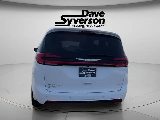 2026 Chrysler Pacifica Select AWD