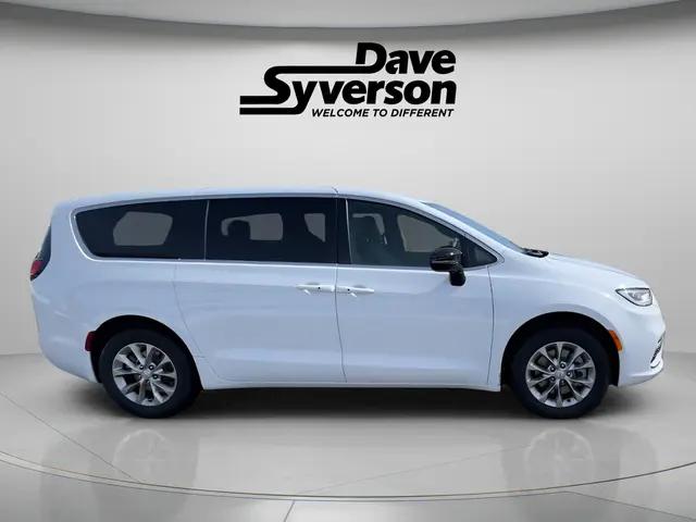 2026 Chrysler Pacifica Select AWD