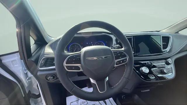 2026 Chrysler Pacifica Select AWD