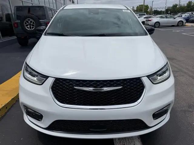 2026 Chrysler Pacifica Select AWD