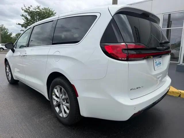 2026 Chrysler Pacifica Select AWD
