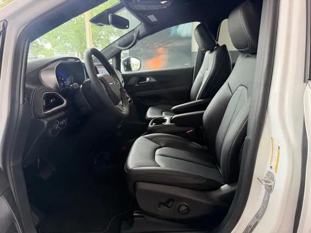 2026 Chrysler Pacifica Select AWD