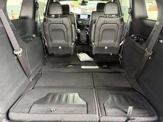 2026 Chrysler Pacifica Select AWD