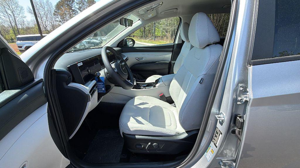 New 2026 Shimmering Silver HYUNDAI SEL FWD image 10