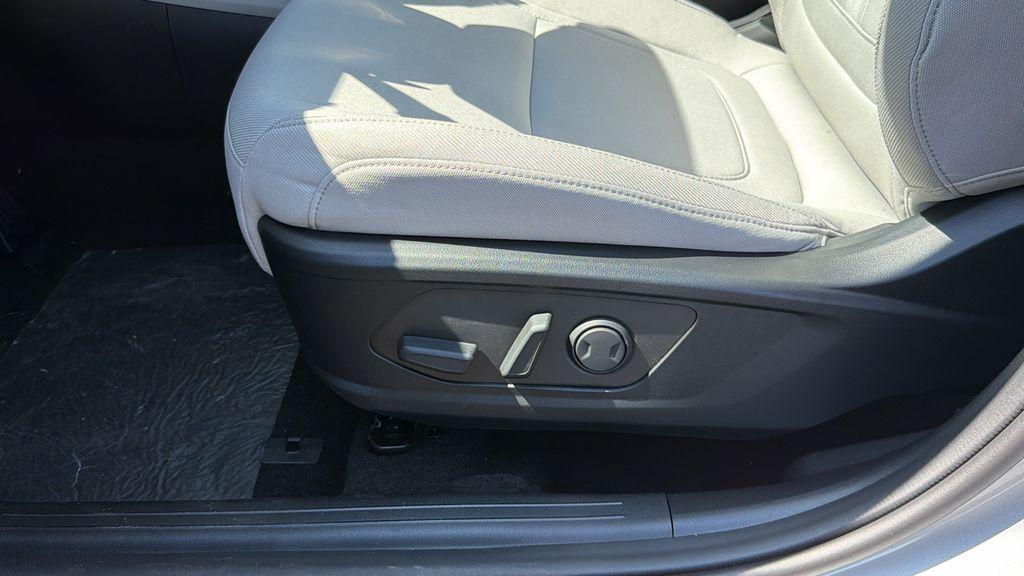 New 2026 Shimmering Silver HYUNDAI SEL FWD image 11