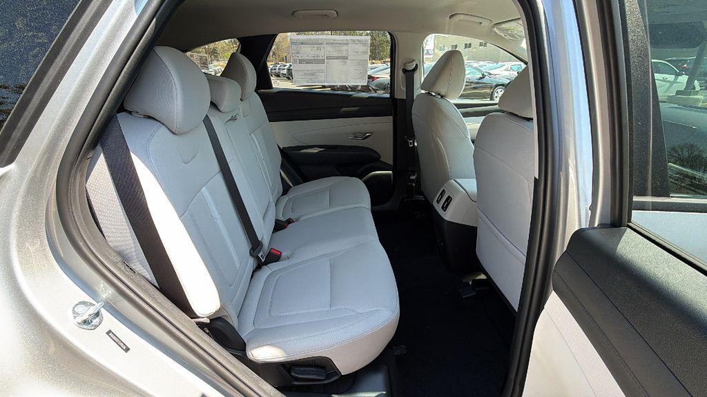 New 2026 Shimmering Silver HYUNDAI SEL FWD image 17