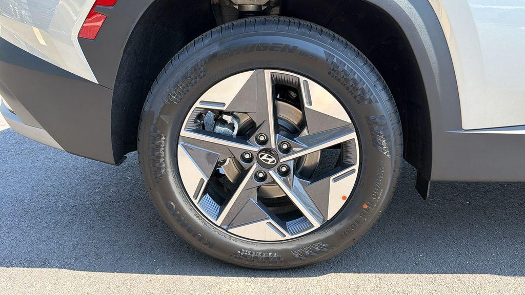 New 2026 Shimmering Silver HYUNDAI SEL FWD image 19