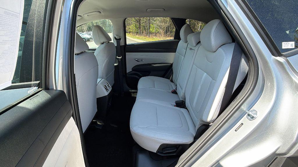 New 2026 Shimmering Silver HYUNDAI SEL FWD image 23