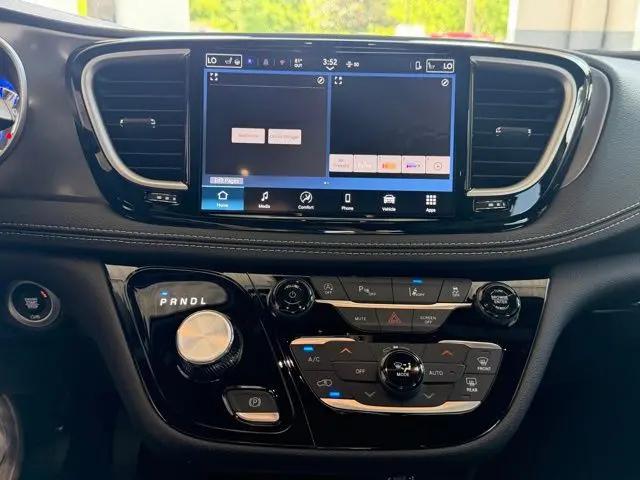 2026 Chrysler Pacifica Select AWD