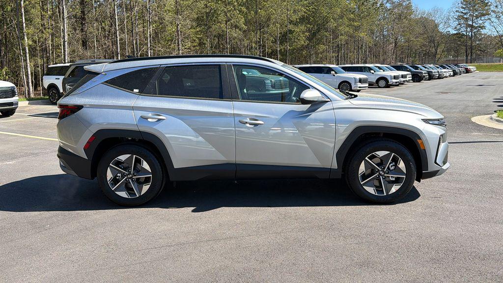 New 2026 Shimmering Silver HYUNDAI SEL FWD image 5