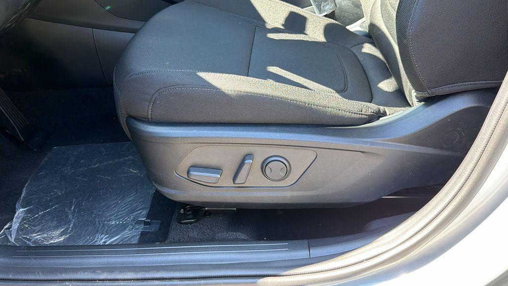 New 2026 Shimmering Silver HYUNDAI SEL FWD image 11