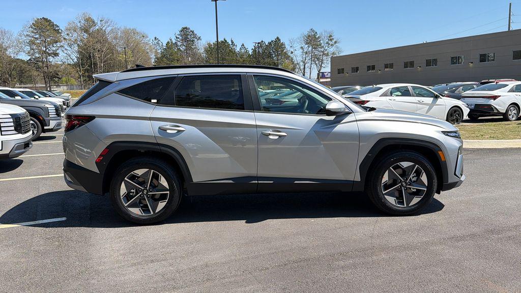 New 2026 Shimmering Silver HYUNDAI SEL FWD image 5