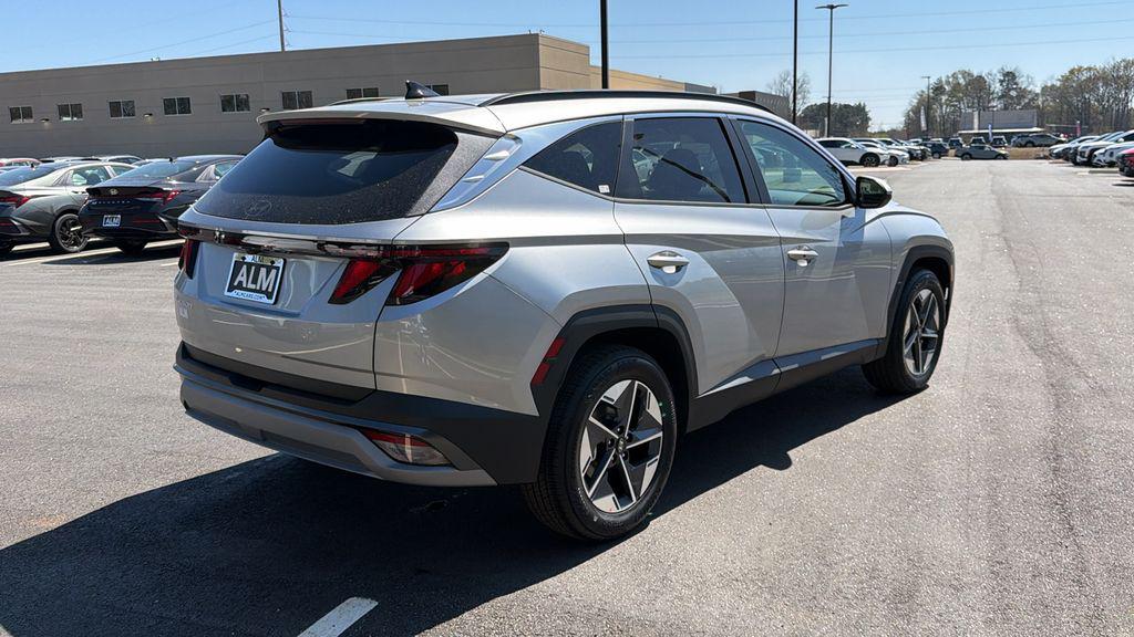 New 2026 Shimmering Silver HYUNDAI SEL FWD image 6