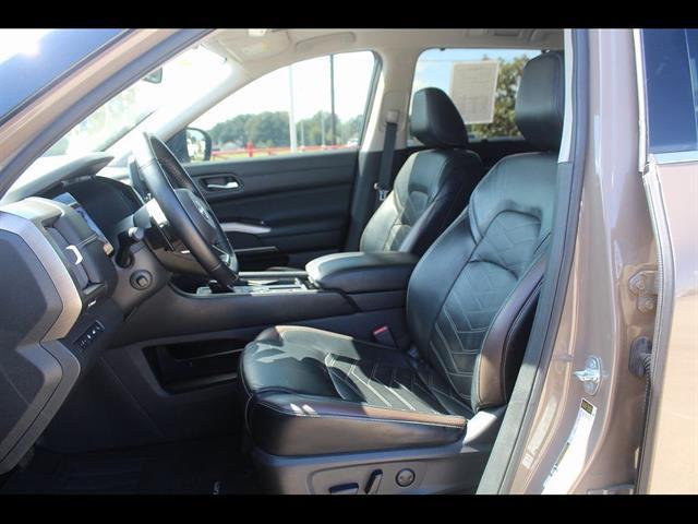 2023 Nissan Pathfinder Platinum FWD
