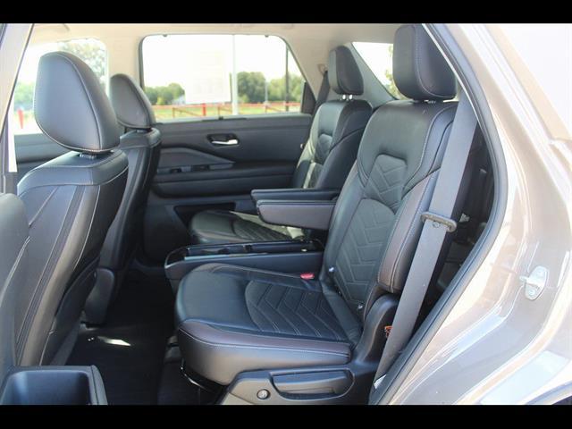 2023 Nissan Pathfinder Platinum FWD
