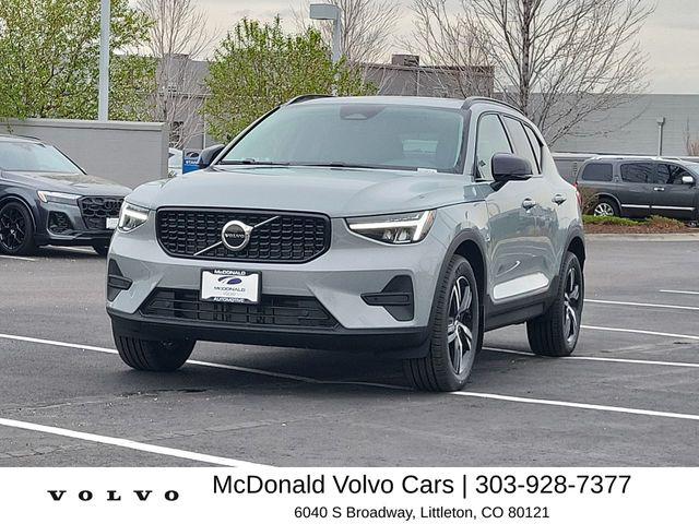 2026 Volvo XC40 Core, B5 AWD Gas (mild hybrid), Dark